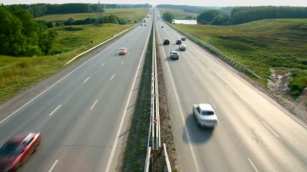 Coches que viajan por la carretera - timelapse — Vídeo de stock